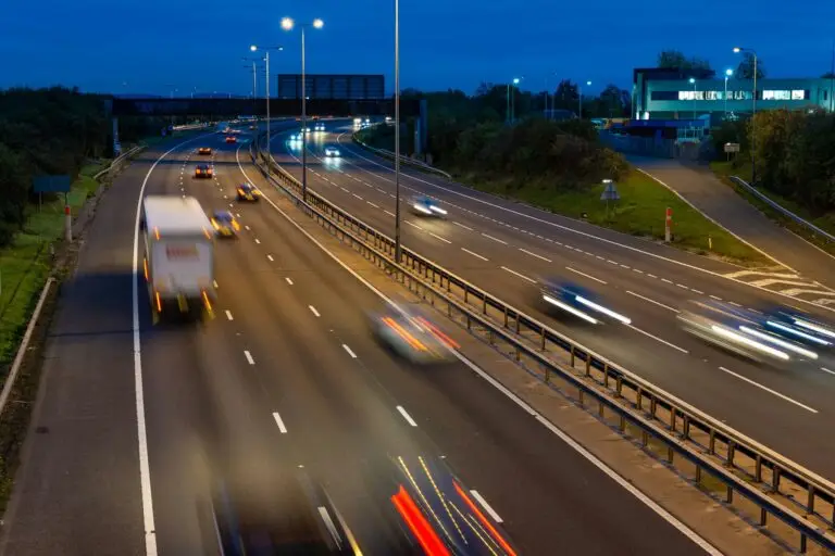 speeding-traffic-driving-along-the-m5-motorway-at-night-